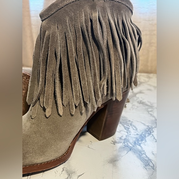 Frye Gray Fringe Short Boots size 6B Ilana Bootie Ankle Boot Western - Picture 9 of 13